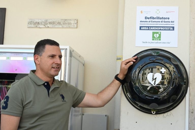 Gaeta città cardioprotetta: installato il primo defibrillatore pubblico in piazza della Libertà
