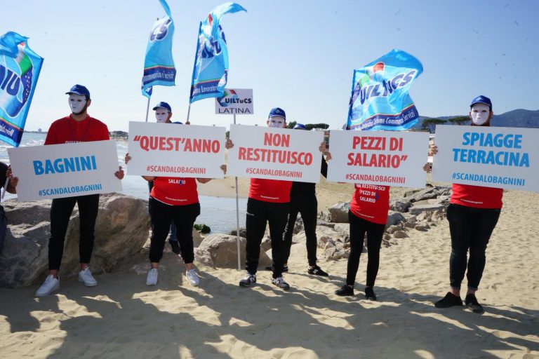 Bagnini sfruttati a Terracina: la manifestazione in spiaggia di UILTUCS