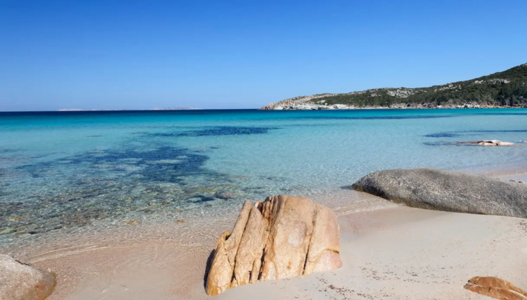 Rubano sabbia e conchiglie da una spiaggia in Sardegna, denunciata coppia Pontina