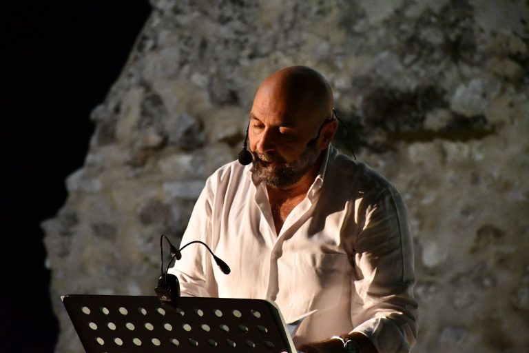 “Stà a guardà er capello”: spettacolo di Poesie, musiche e sberleffi sulla romanità al castello Caetani di Fondi