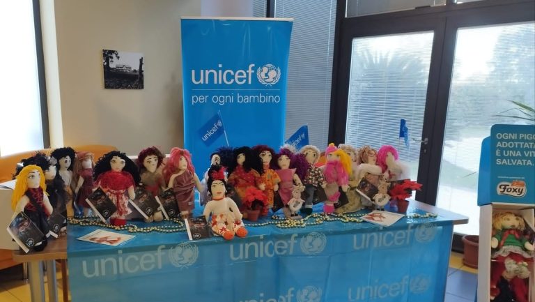 Latina, gli anziani dell’hospice “Le Rose” donano le Pigotte dell’Unicef alle famiglie adottive