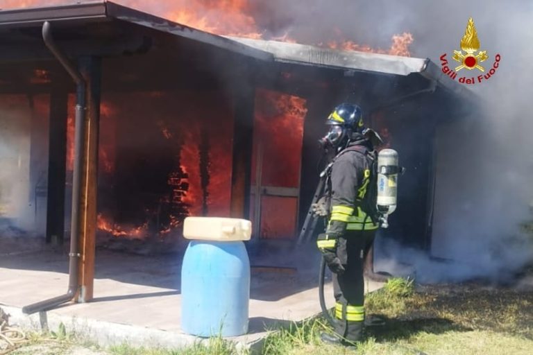 Latina, fiamme in via Nascosa: distrutta una struttura in legno, nessun ferito