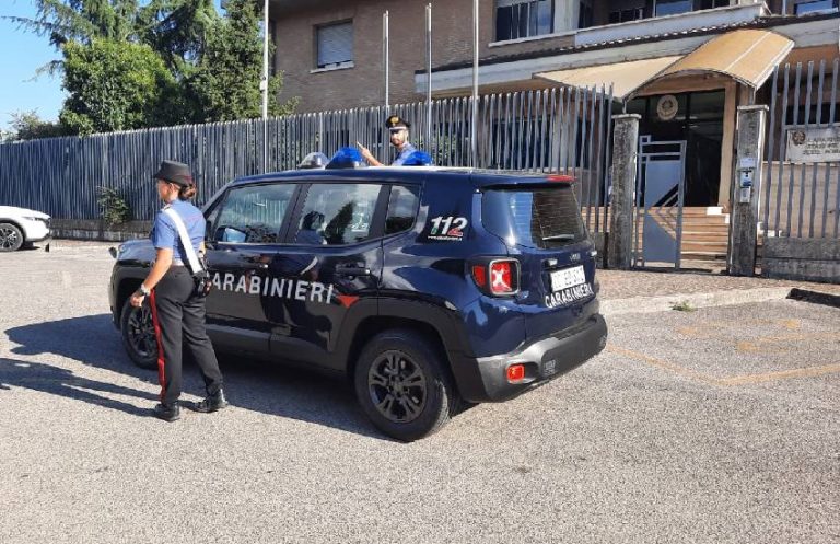 Sparo contro la saracinesca di un negozio: paura a Sezze Scalo. Individuato l’autore