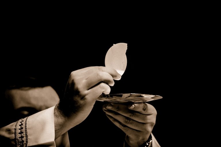 Gaeta: innamorata di un sacerdote, lo perseguita: il Questore la allontana dalla città