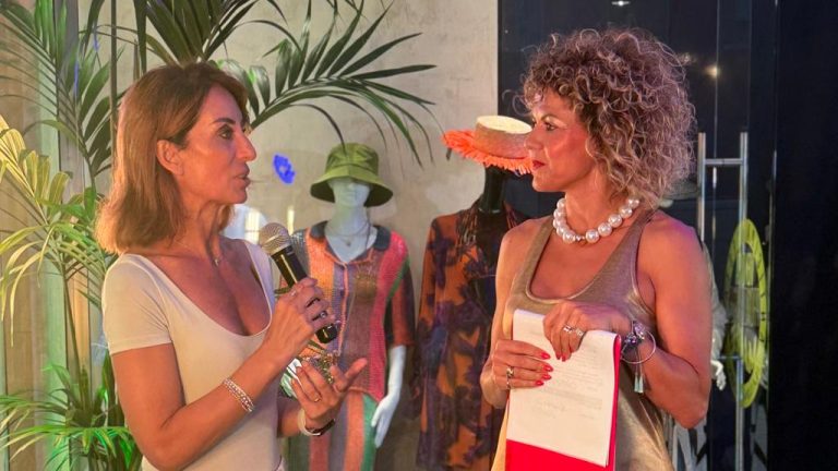 Bellezza e glamour sotto i portici a Latina per la sfilata di costumi da bagno