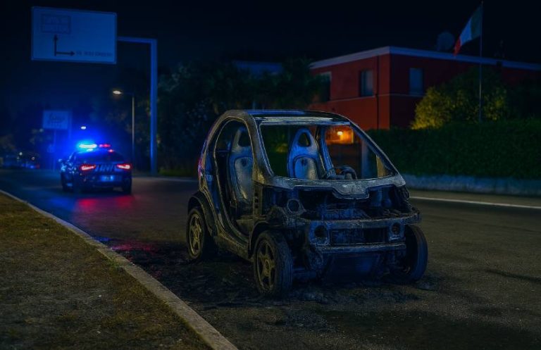 Paura a Latina: auto in fiamme in via dei Monti Lepini, giovane automobilista salva per un soffio