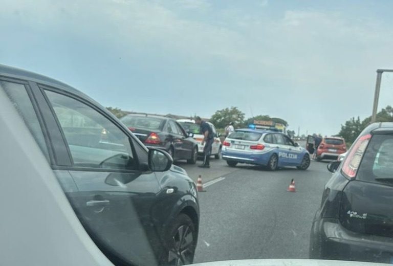 Incidente sulla Pontina, motociclista cade rovinosamente: traffico paralizzato verso Roma