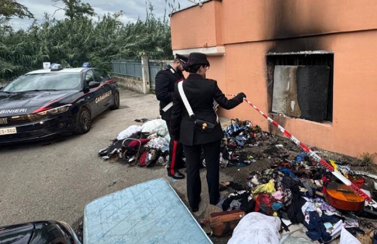 Sermoneta, incendio in appartamento seminterrato: rinvenuta bottiglia con liquido infiammabile
