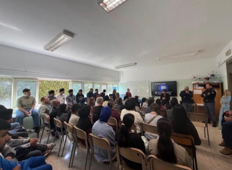 Fondi, al CPIA 10 una giornata contro bullismo e cyberbullismo con la Polizia Postale